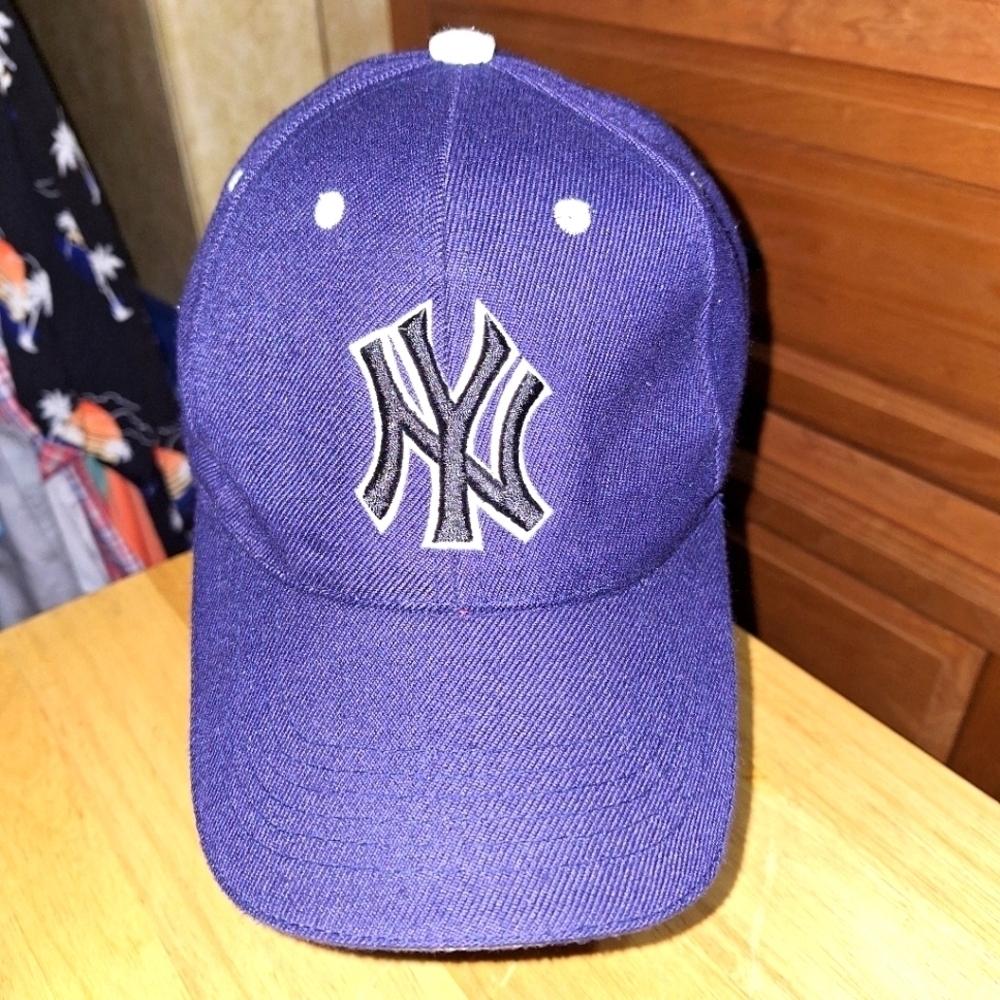 An Unbranded New York Yankees adjustable ball cap/truckers hat. Pre-loved